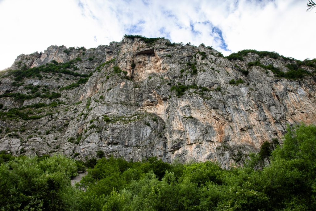 Parete rocciosa sul lago di Nembia - Trento