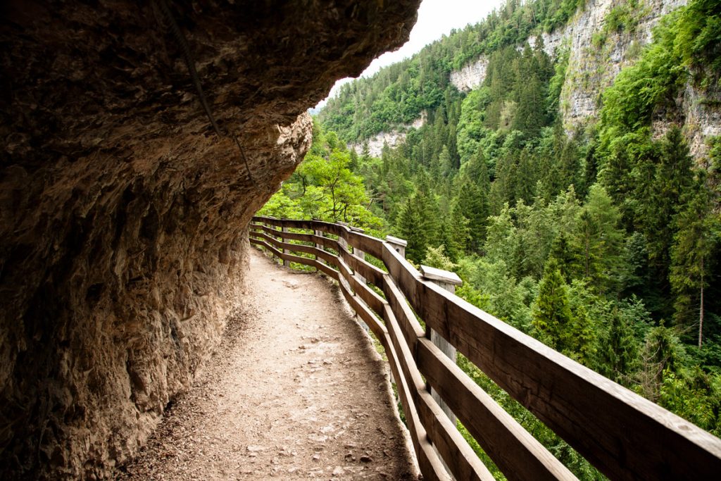 Sentiero nella roccia che conduce al Santuario di San Romedio