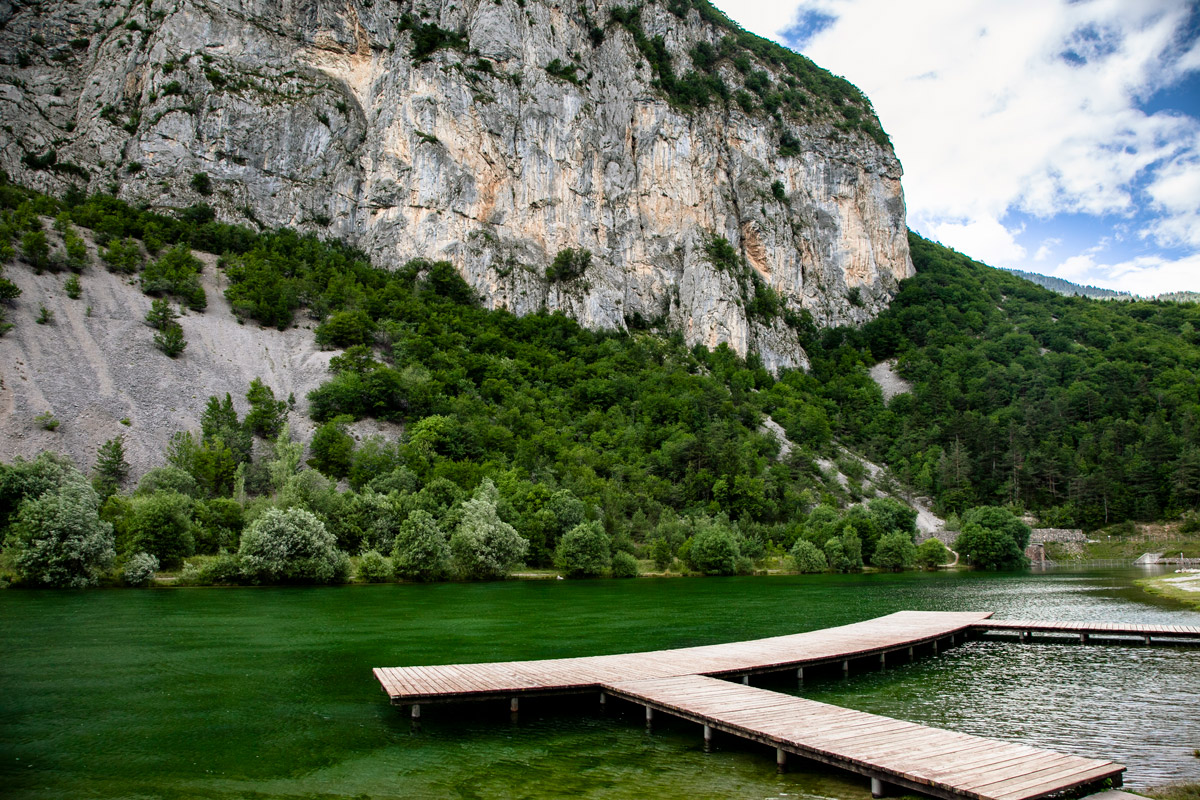 Struttura di passerelle in legno sull'acqua ai piedi del parco Adamello Brenta