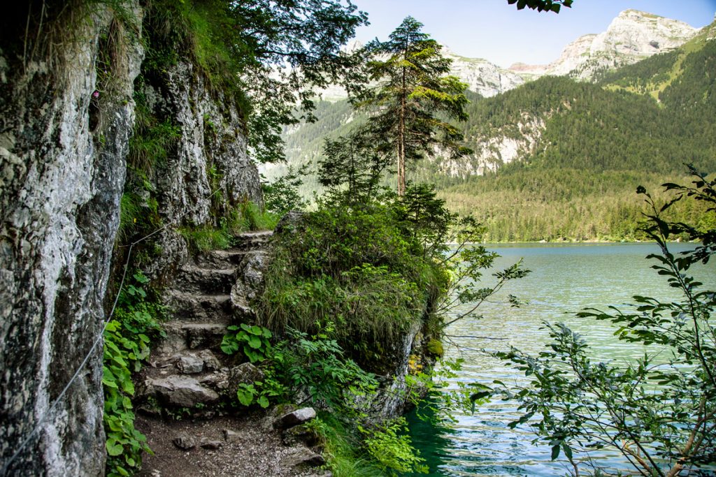 Giro del lago di Tovel - Sentiero stretto e scalinate nella roccia