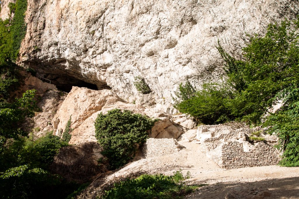 I resti dell'eremo di Santa Giustina lungo la parete di roccia verticale - Val di Non
