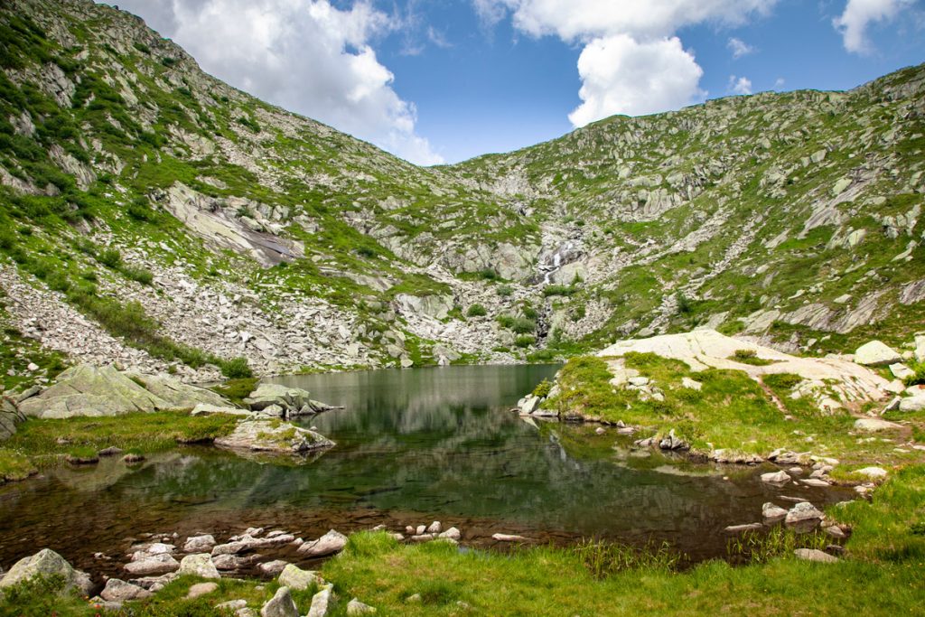 Il Lago Nero tra le montagne del parco naturale Adamello Brenta