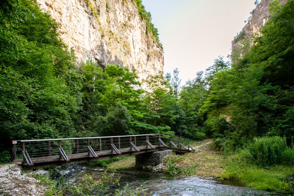 Il ponte di legno che attraversa il fiume Noce