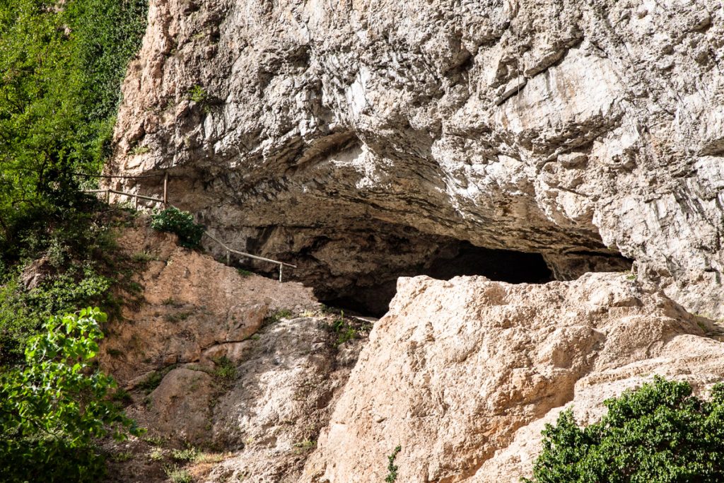 Il sentiero scavato nella roccia - Cosa vedere sul lago di Santa Giustina