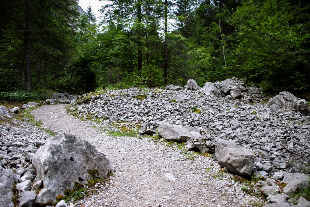 Inizio del sentiero con pietre e rocce - Trekking in Trentino Alto Adige