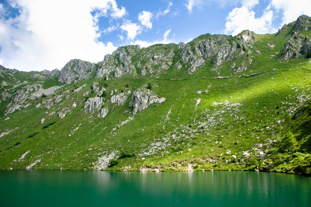 Lago Ritorto e sentiero sul pendio della montagna del Giro dei 5 Laghi