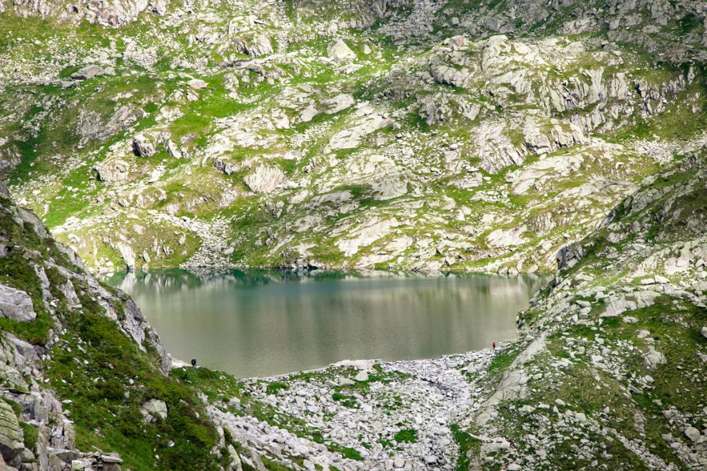 Lago Serodoli tra i pendii delle montagne