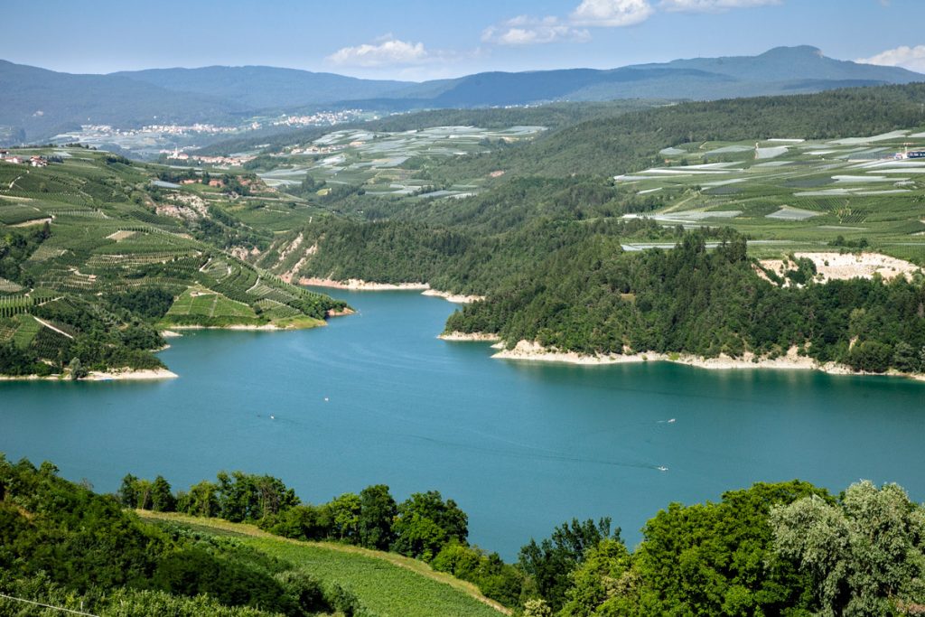 Lago di Santa Giustina con sponde irregolari