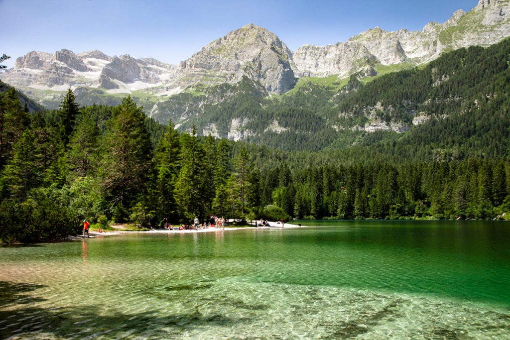 Lago di Tovel circondato dalle montagne e dai boschi - Natura in Trentino Alto Adige