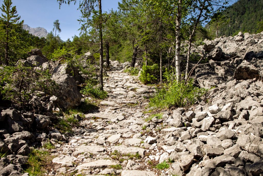 Salita tra le rocce nel sentiero verso il lago di Tovel