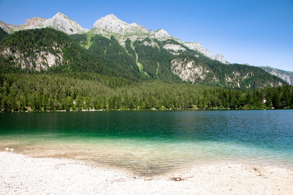 Spiaggia e lago di Tovel in Val di Non - Parco Adamello Brenta