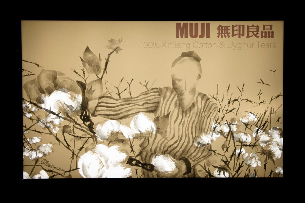 Badiucao - Artista dissidente cinese - Muji - Protesta contro le multinazionali