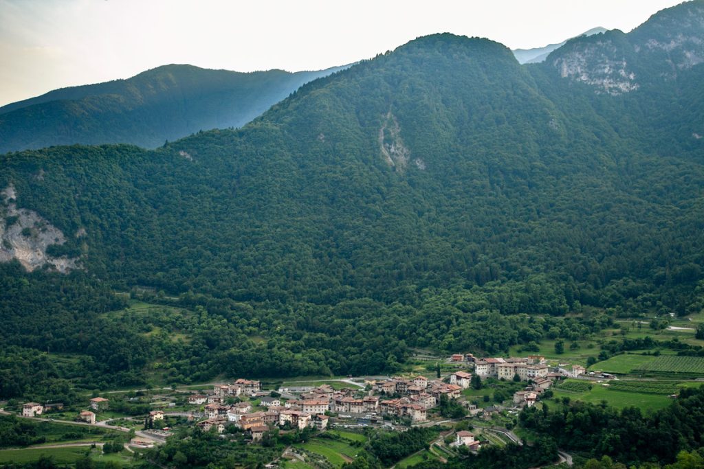 Le montagne intorno al borgo