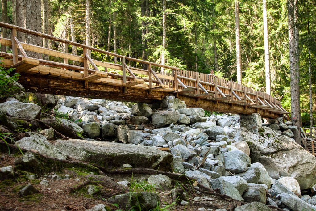 Lunghi ponti in legno su fiume Sarca