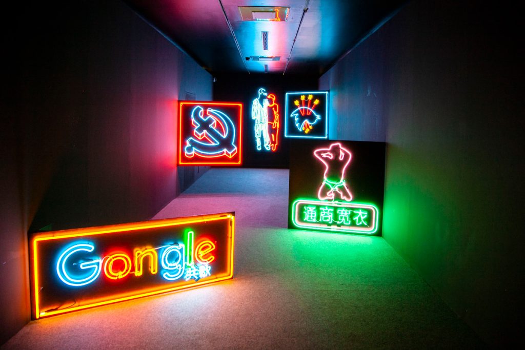 Opere insegne luminose al neon di Badiucao - Gongle Google - Gongle X - Gongle FB - Gongle Twitter - Gongle Liu Xiaobo