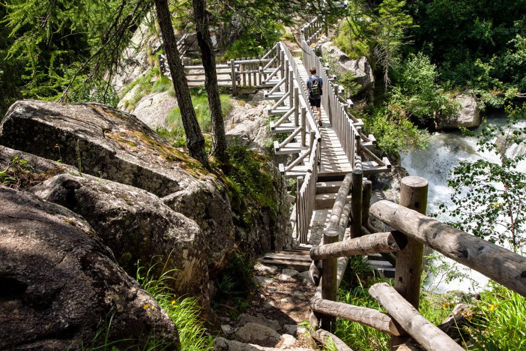 Ponte del Pedrùc - Ponte in legno che attraversa la cascata