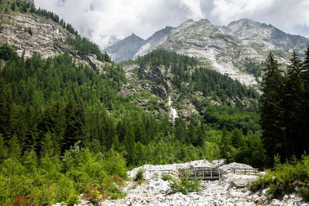 Ponti in legno e cascate sullo sfondo tra le montagne della Val Genova - Parco naturale Adamello Brenta