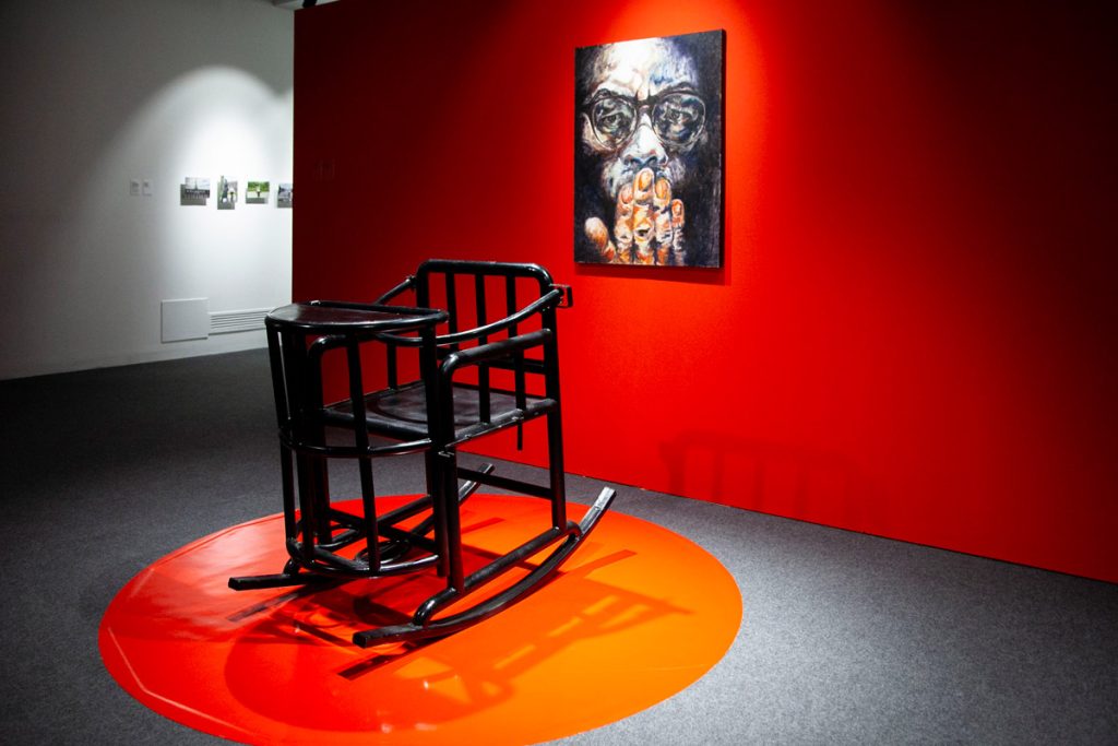 Tiger Chair e Autoritratto di Badiucao