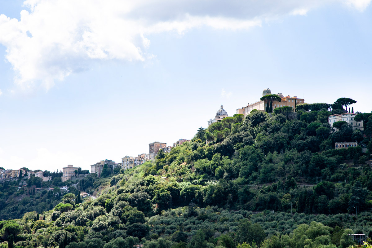 Collina verdeggiante su cui sorge il centro storico del borgo di Castel Gandolfo
