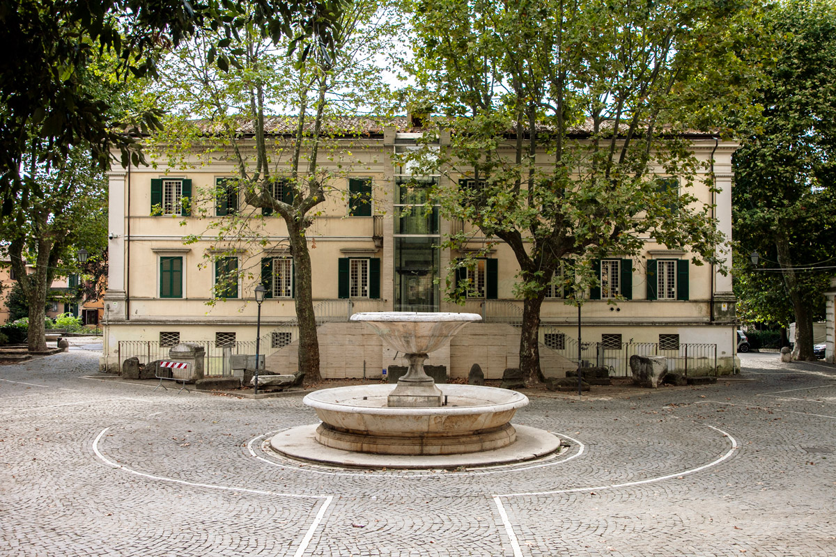 Cortile con fontana e cippi del museo civico di Villa Ferrajoli