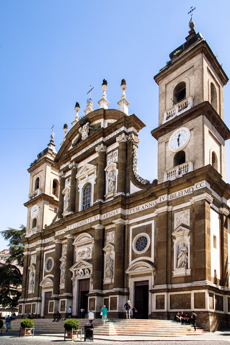 Facciata della cattedrale di San Pietro a Frascati