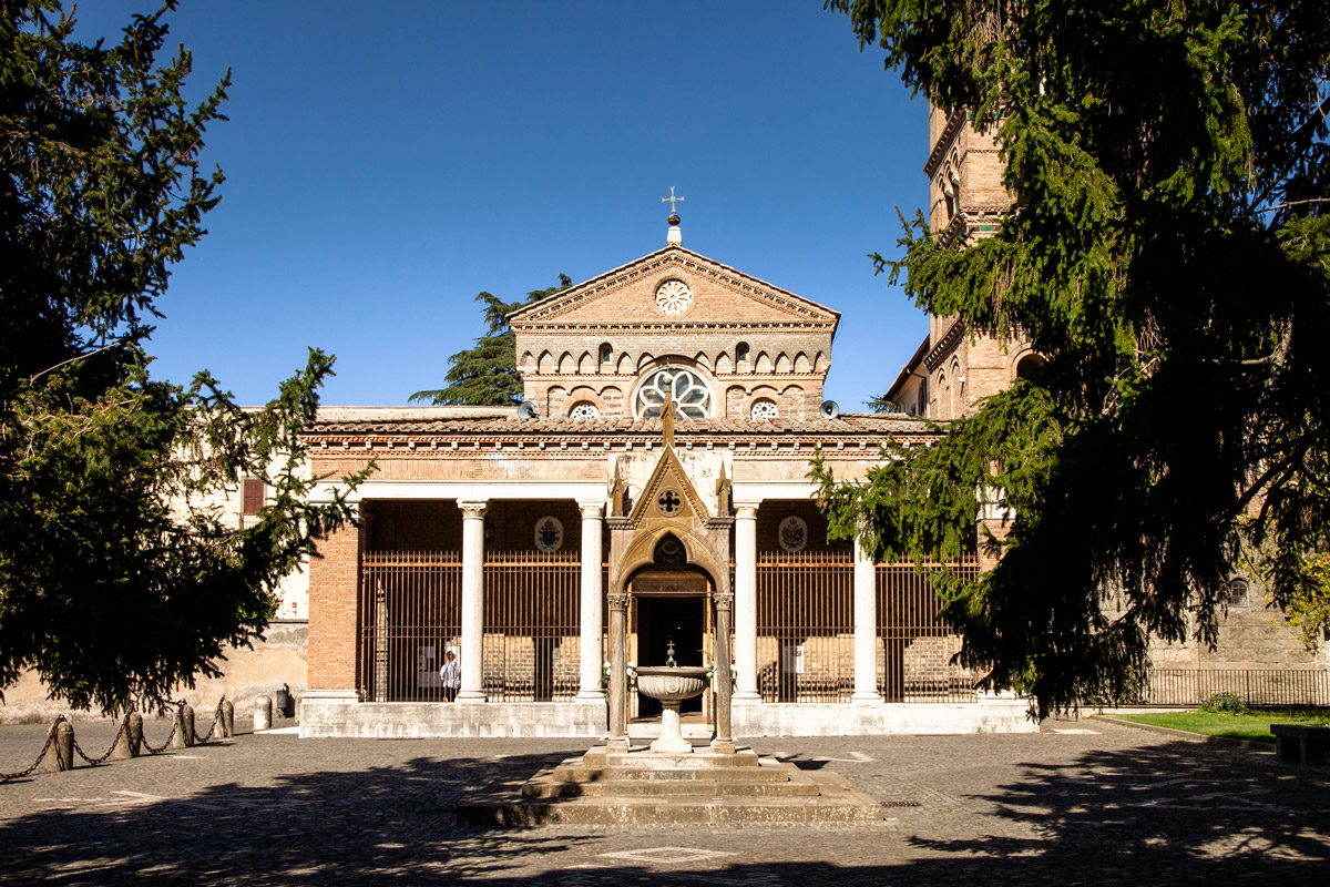 Facciata della chiesa di Santa Maria della Grazie nell'abbazia di San Nilo con Pronao e fontana