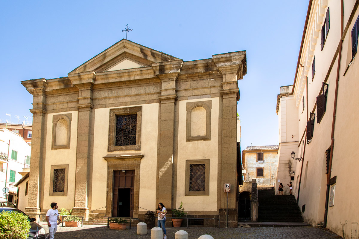 Facciata della chiesa di Santa Maria in Vivario a Frascati