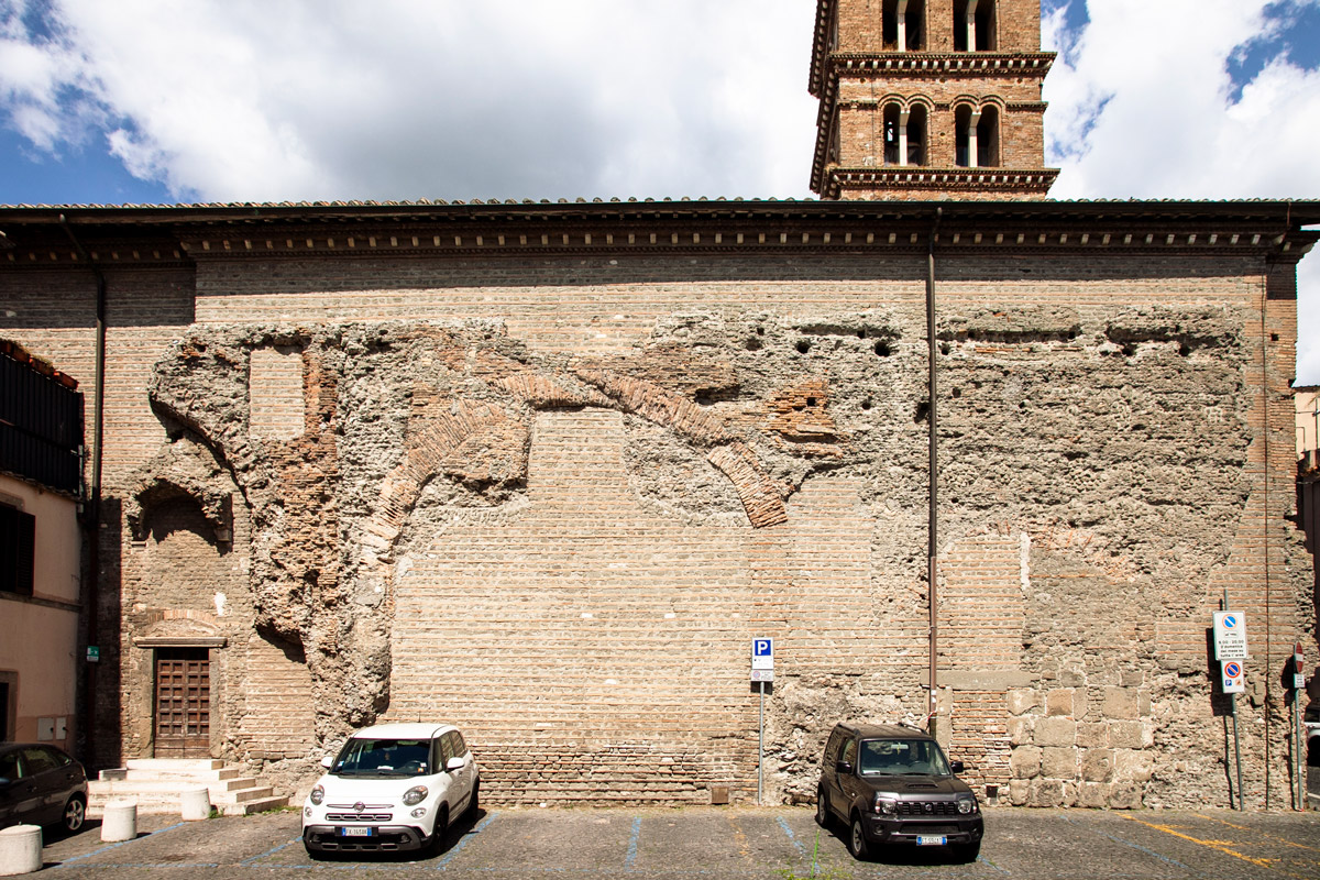 Ingresso sul retro della chiesa di San Pietro con resti del protiro delle terme romane