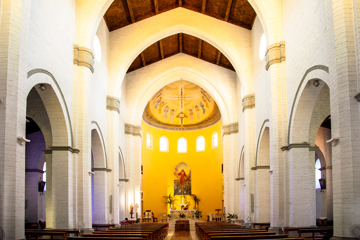 Interni e abside della chiesa del Sacro Cuore di Gesù