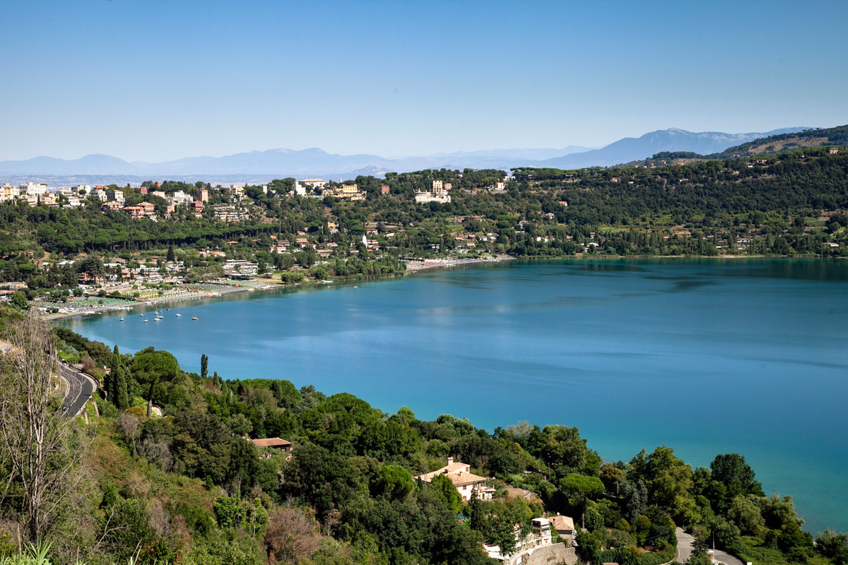 Lago di Albano su cui si estende Castel Gandolfo - Castelli Romani