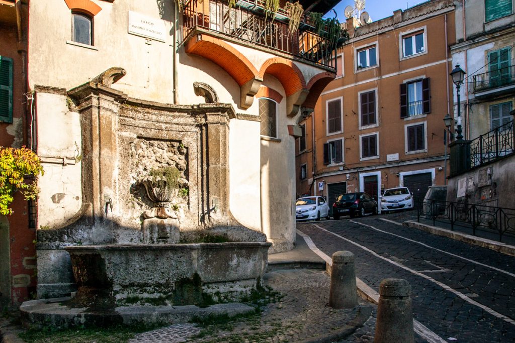 Largo Massimo di Azeglio a Rocca di Papa e la fontana del XVIII secolo