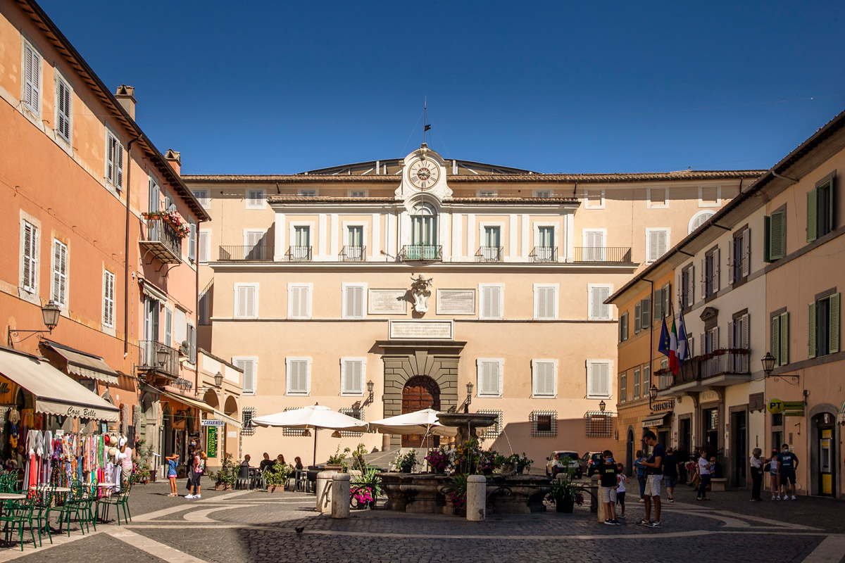 Palazzo Pontificio e piazza della Libertà - Castelli Romani e residenze papali