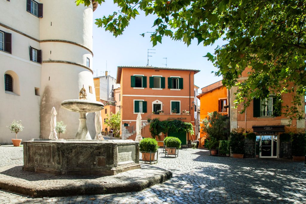 Piazza San Rocco e la fontana tra le più antiche di Frascati