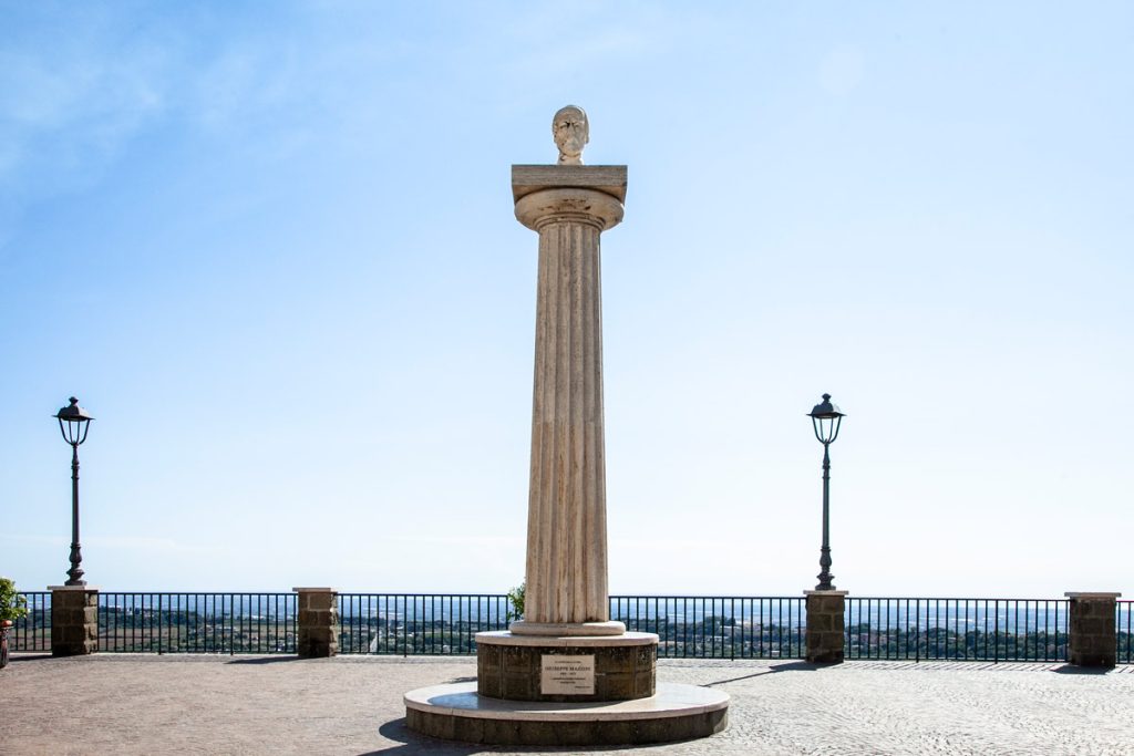 Piazzale Mazzini e la colonna dedicata a Mazzini