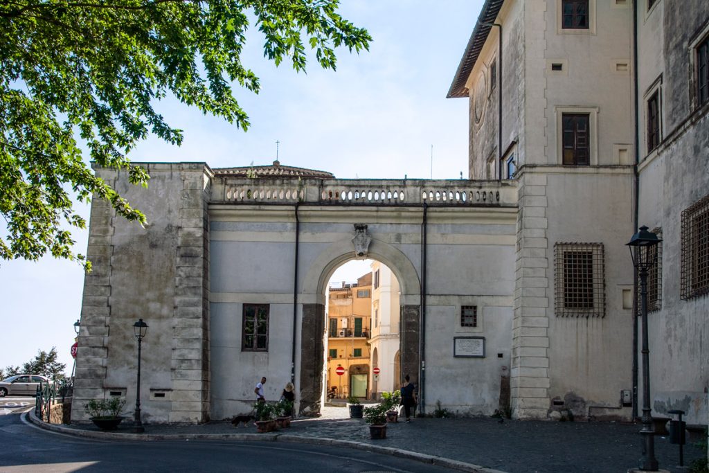 Porta Napoletana collegata al palazzo Chigi