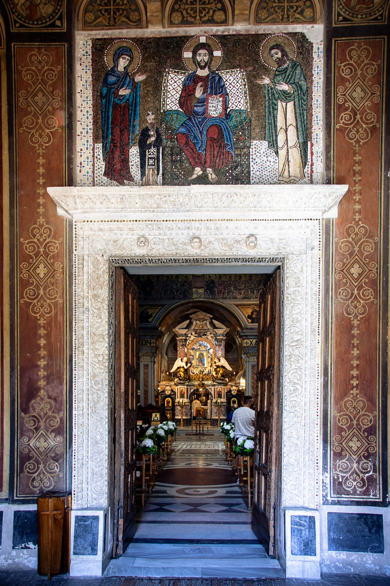 Portale di ingresso alla chiesa di Santa Maria delle Grazie con mosaico e ingresso e porta Speciosa