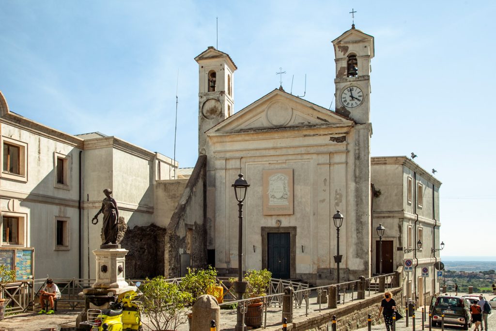 Teatro comunale dentro la chiesa di San Nicola di Bari