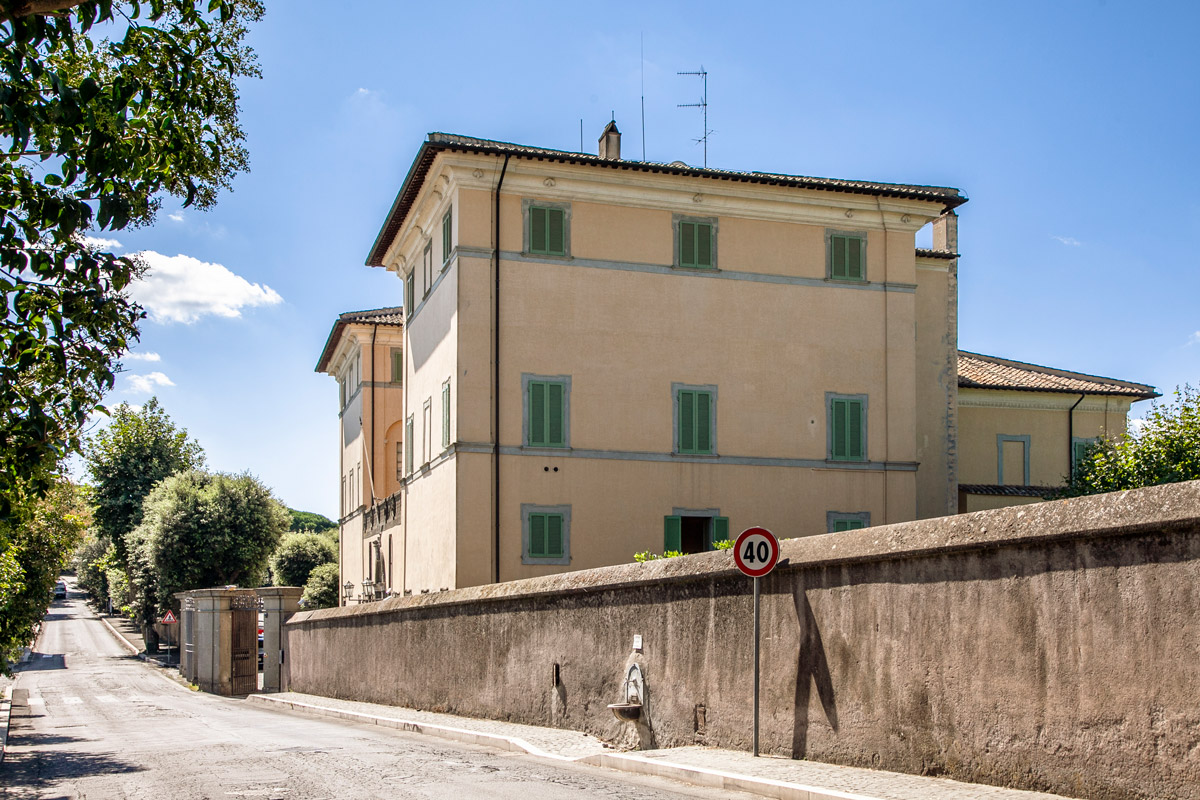 Villa Barberini di Castel Gandolfo vista dalla strada