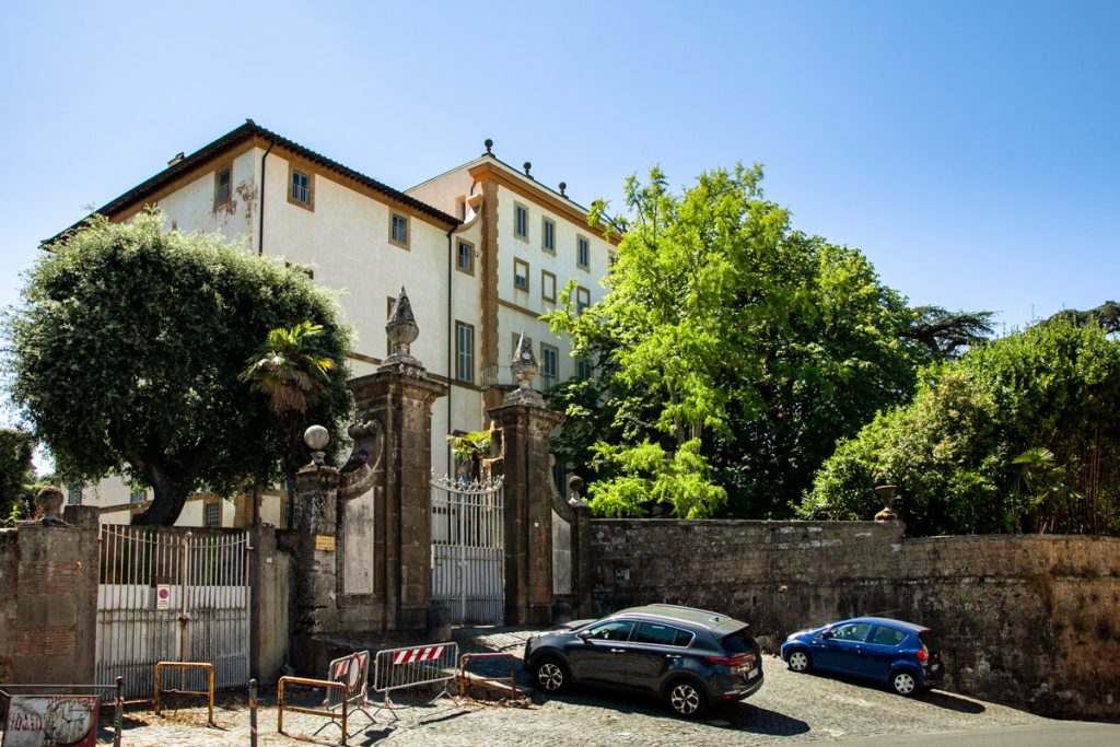 Villa Lancellotti vista dalla strada