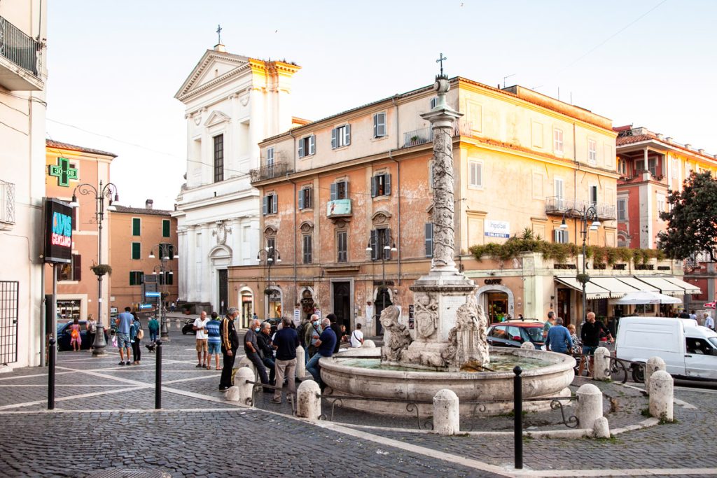 Centro storico di Genzano di Roma - Chiesa colleggiata della Santissima Trinita e piazza IV Novembre