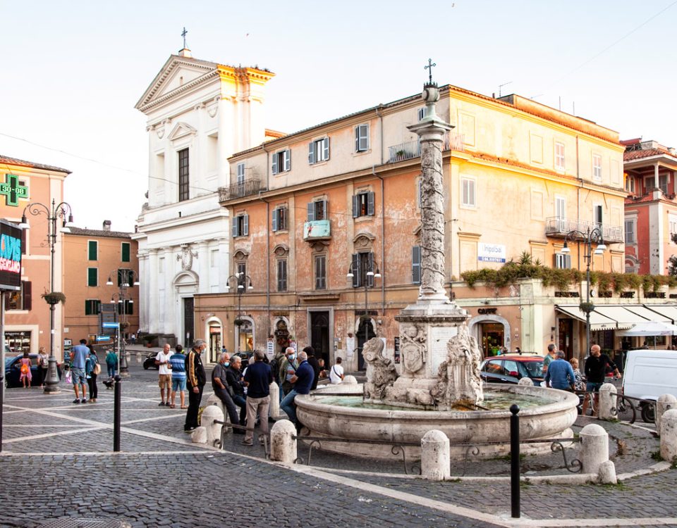Centro storico di Genzano di Roma - Chiesa colleggiata della Santissima Trinita e piazza IV Novembre