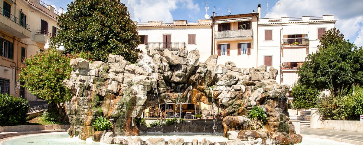 Fontana degli Scogli in piazza Fontana - Lanuvio