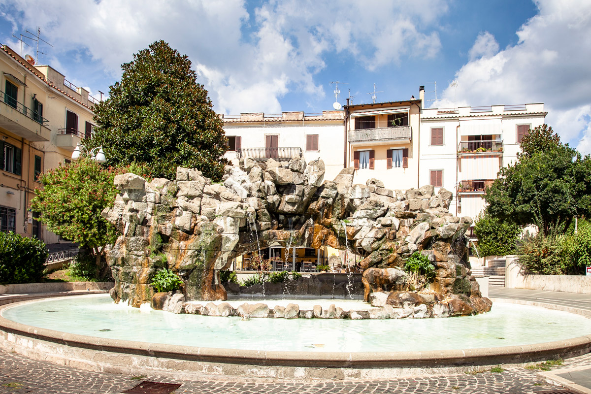 Fontana degli Scogli in piazza Fontana - Lanuvio