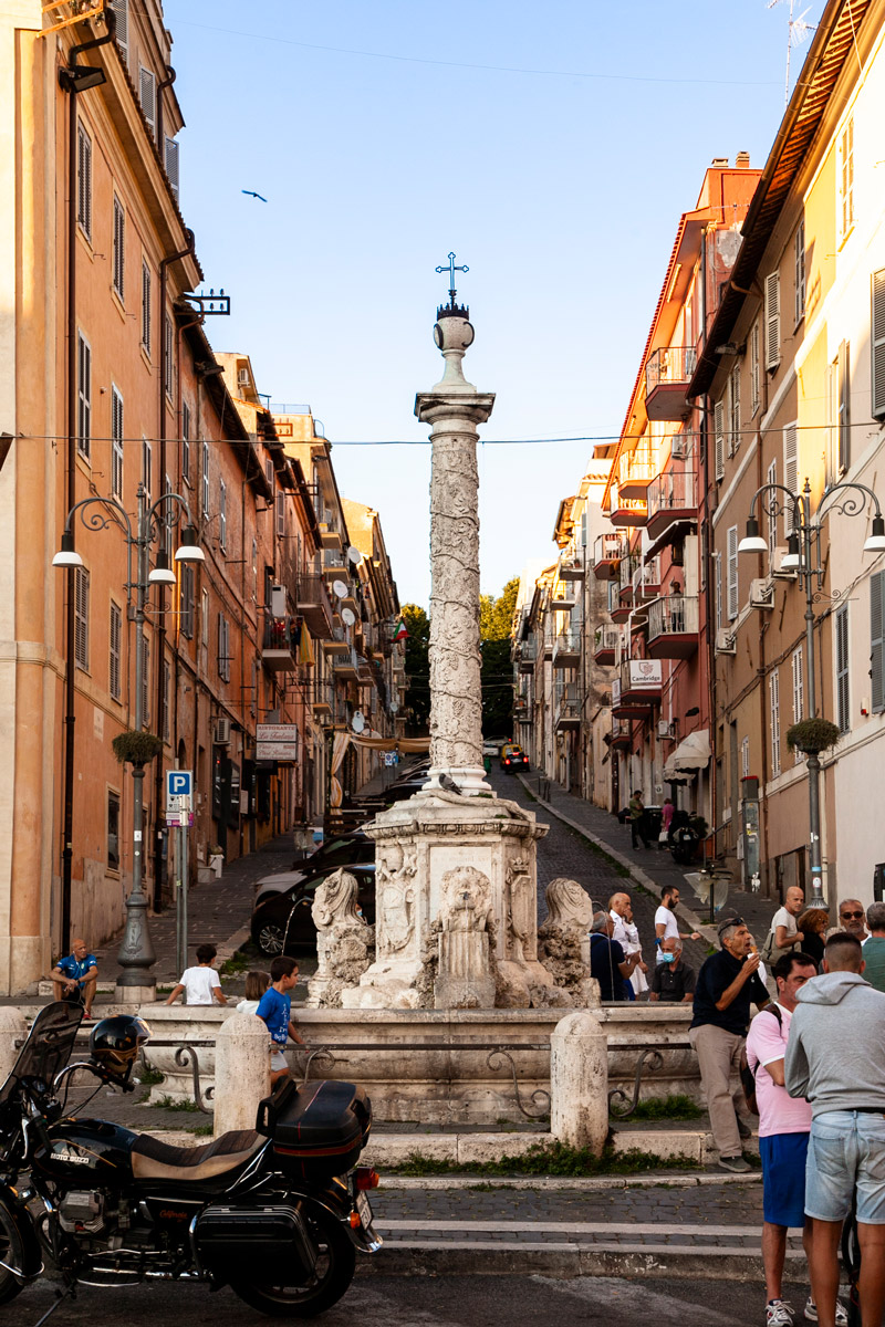 Fontana di San Sebastiano e via Belardi sullo Sfondo