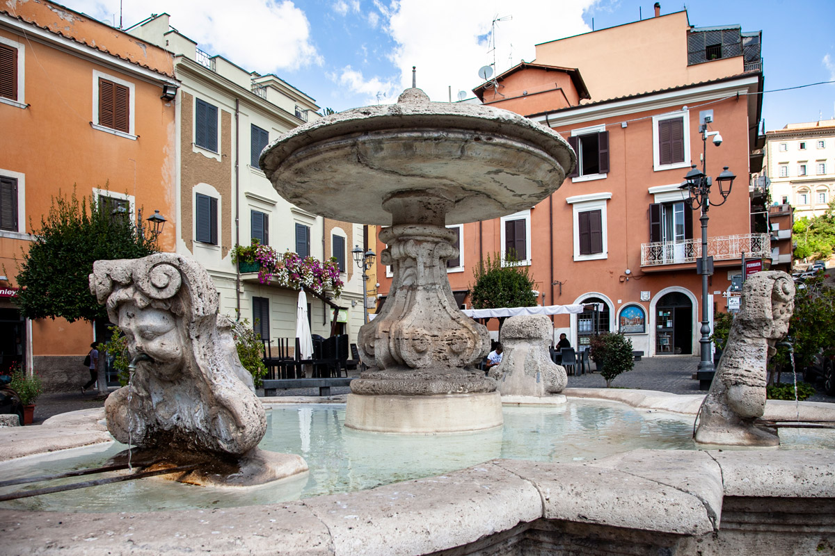 Fontana monumentale e barocca di piazza Mazzini a Velletri