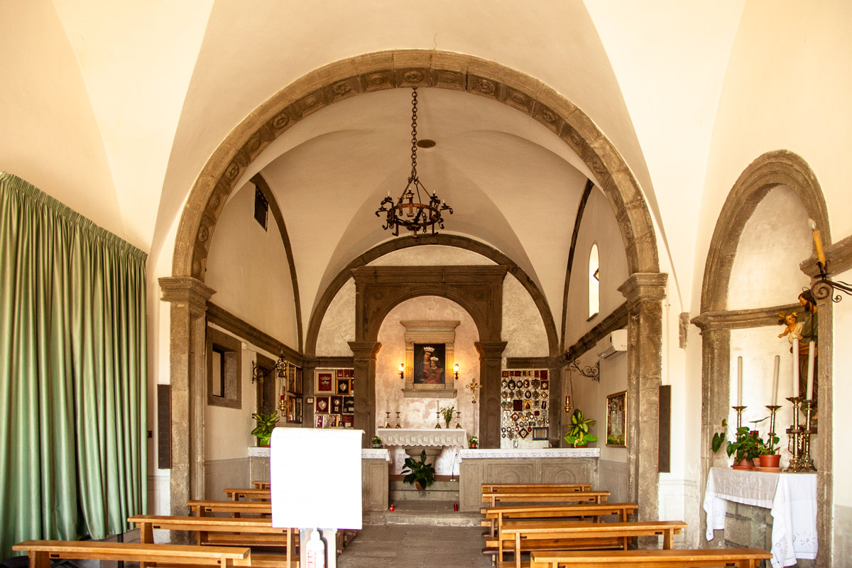 Interni della chiesa del Santuario della Madonna delle Grazie con il quadro della Madonna delle Grazie e Arco di Trionfo