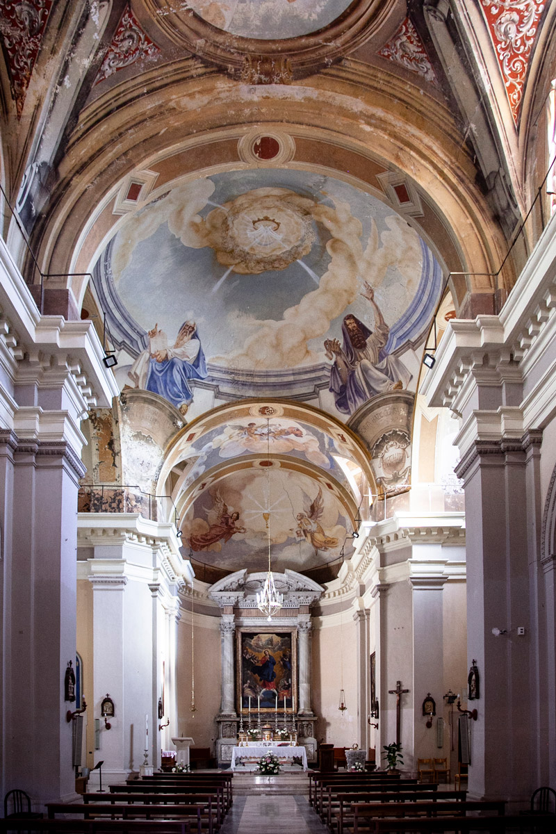 Interni della chiesa di Santa Maria del Pozzo e cupola dipinta