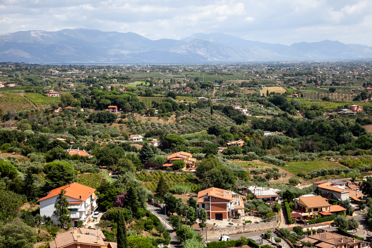 Panorama dal centro storico di Lanuvio verso i Colli Albani