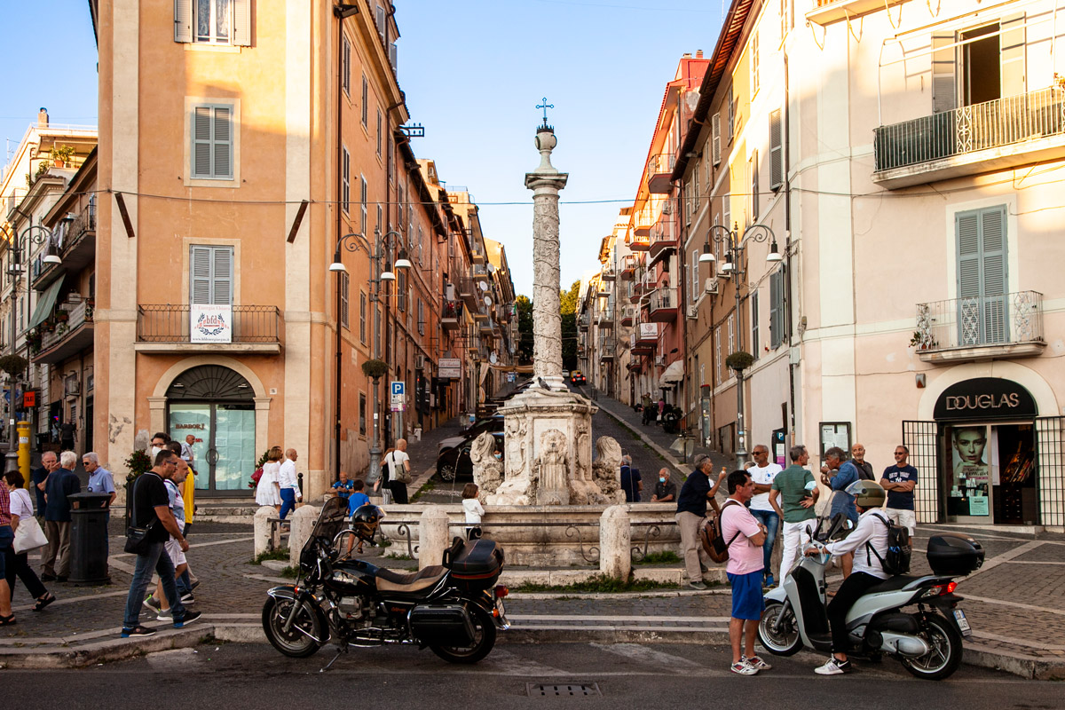 Piazza IV Novembre con fontana di San Sebastiano e via Belardi sullo Sfondo