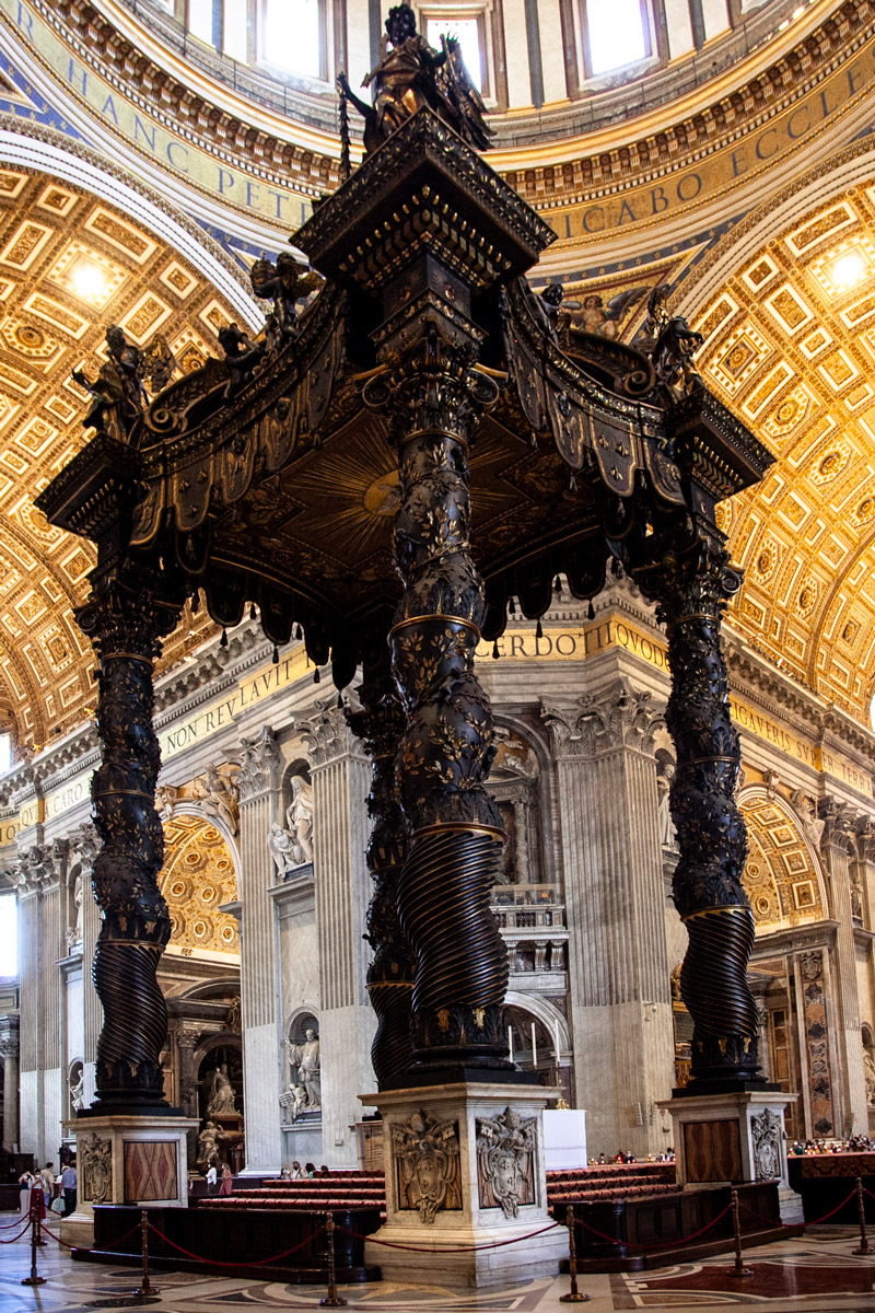 Baldacchino in bronzo del Bernini che sovrasta l'altare della basilica di San Pietro